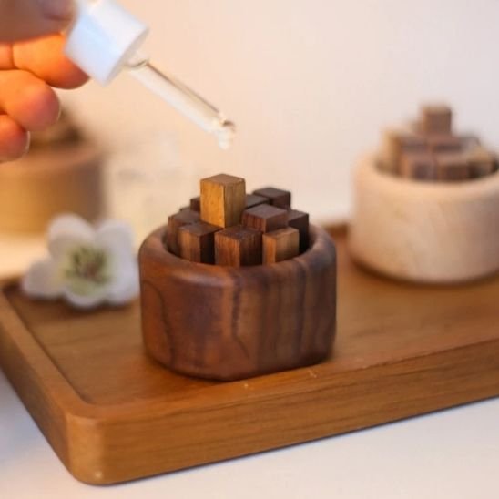 Application gouttes huile essentielle sur diffuseur huile essentielle marron