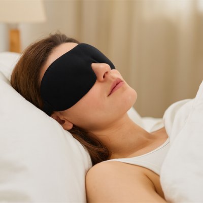 femme dans lit avec masque de sommeil sur yeux