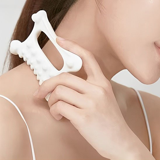gua sha sur bas du cou