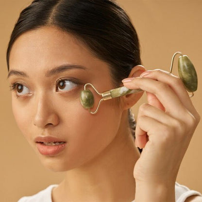 Gua sha visage sur joue femme pensive