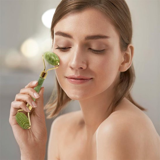 Gua sha visage sur joue femme yeux fermés