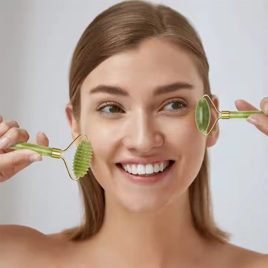 Gua sha visage sur joues femme souriante yeux ouverts