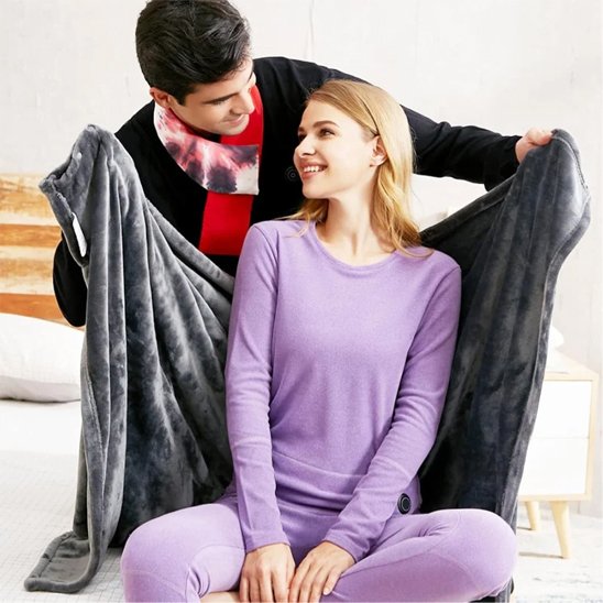 Homme dépose couverture chauffante sur dos de femme