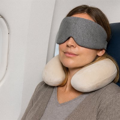 Masque de sommeil sur yeux femme en avion