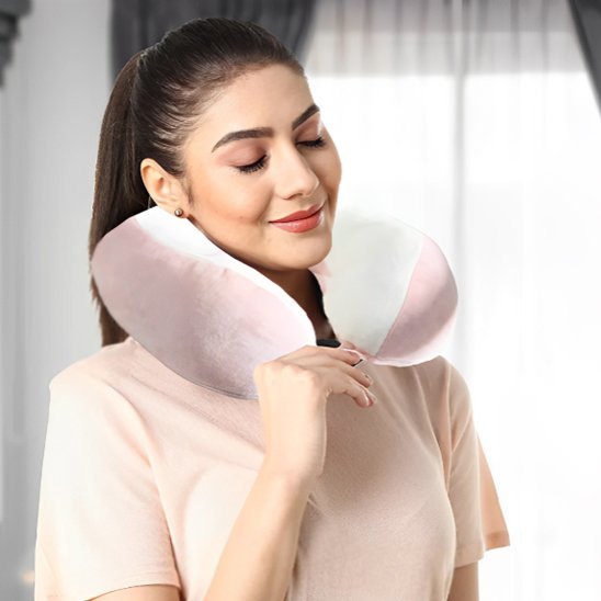 Oreiller ergonomique autour du cou d'une femme debout