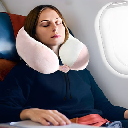 Oreiller ergonomique autour du cou d'une femme en avion