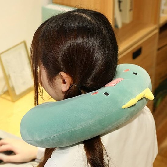 Oreiller ergonomique autour du cou d'une jeune fille