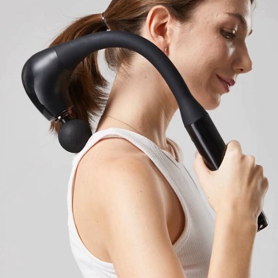 Pistolet de massage tenu en main droite appliqué sur dos