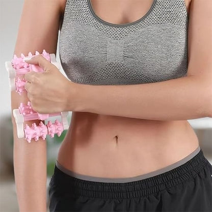 Rouleau de massage rose appliqué sur bras