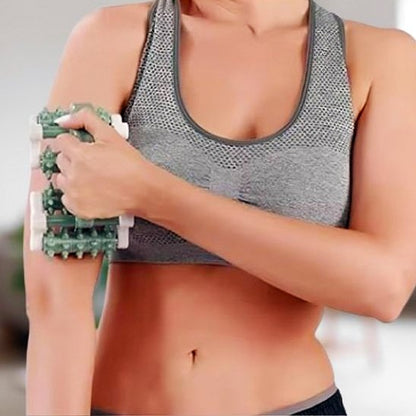 Rouleau de massage vert appliqué sur bras